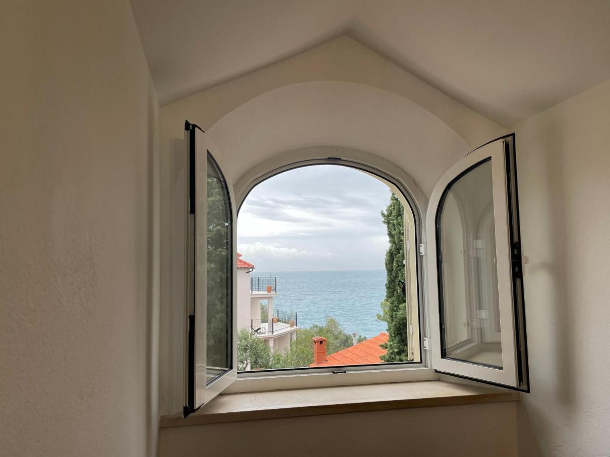 טרוגיר Luxury Seaside Villa With A Classic Mediterranean Olive Garden, A Fully Equipped Professional Kitchen, Pool, Sauna, Padle Boards And Canoe - Miolin Beach House מראה חיצוני תמונה