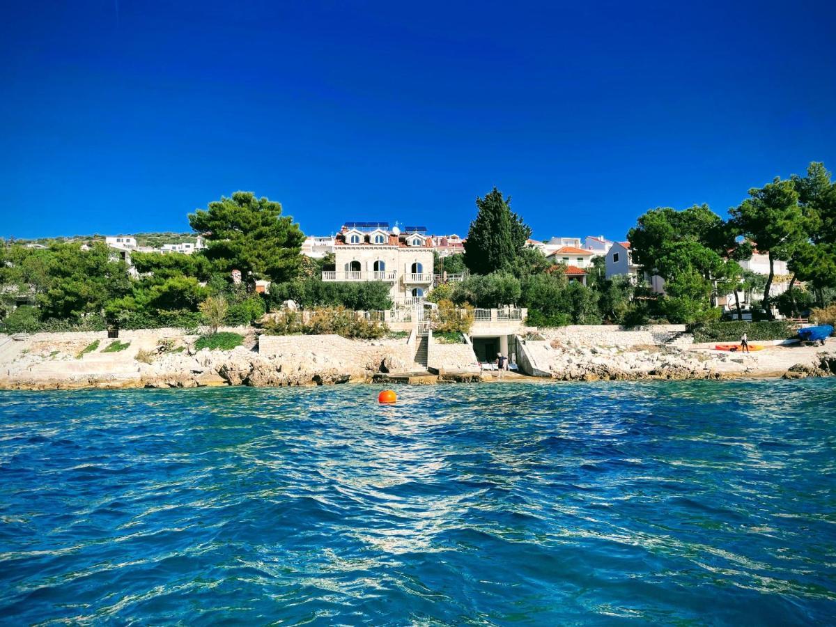 טרוגיר Luxury Seaside Villa With A Classic Mediterranean Olive Garden, A Fully Equipped Professional Kitchen, Pool, Sauna, Padle Boards And Canoe - Miolin Beach House מראה חיצוני תמונה