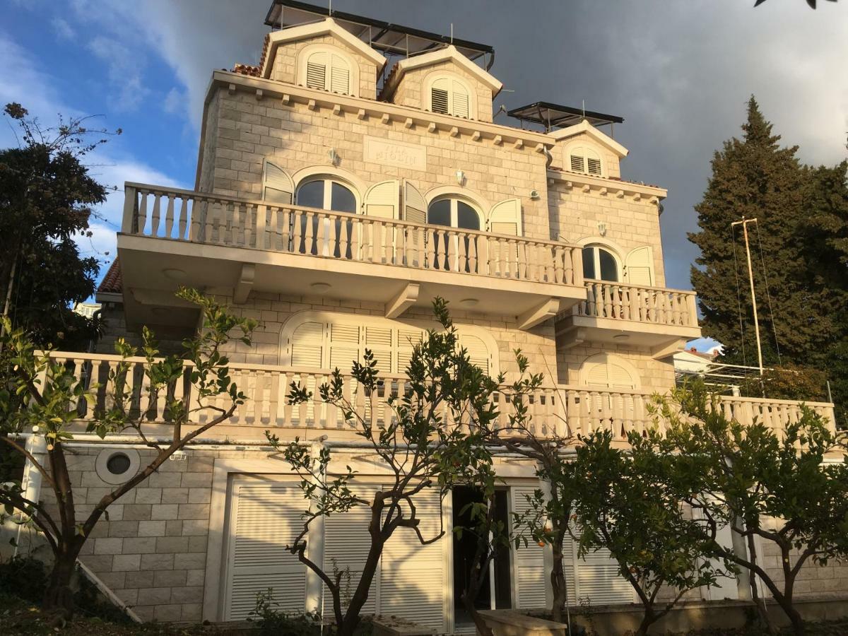 טרוגיר Luxury Seaside Villa With A Classic Mediterranean Olive Garden, A Fully Equipped Professional Kitchen, Pool, Sauna, Padle Boards And Canoe - Miolin Beach House מראה חיצוני תמונה